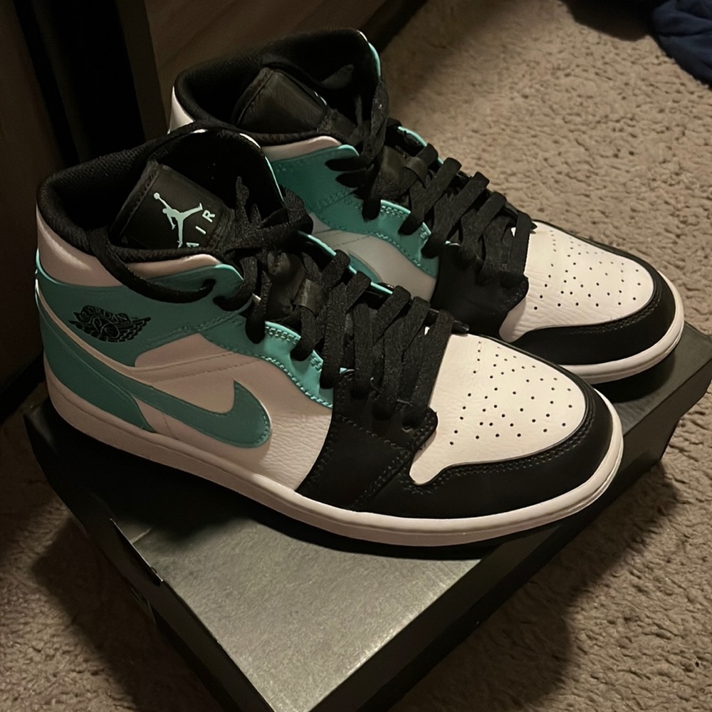 AIR JORDAN 1 MID TROPICAL TWIST